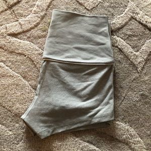 Lululemon Size 4 Boogie Shorts - Gray